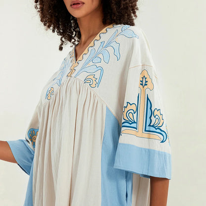 Mabelle – Dames tuniekjurk met v-hals en geborduurde details
