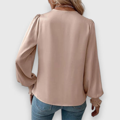Arianwen - Dames blouse met overslag en geplooide mouwdetails