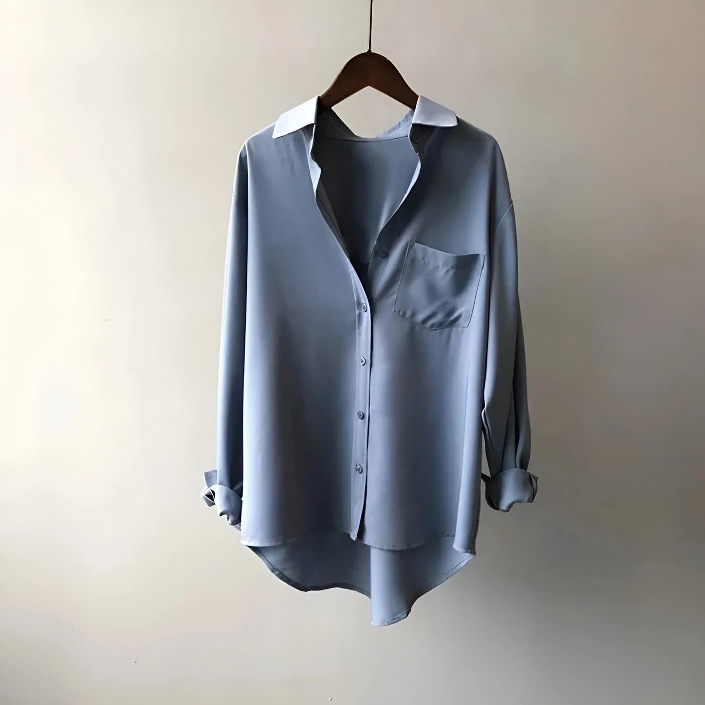 Isa – Losvallende damesblouse met contrasterende kraag