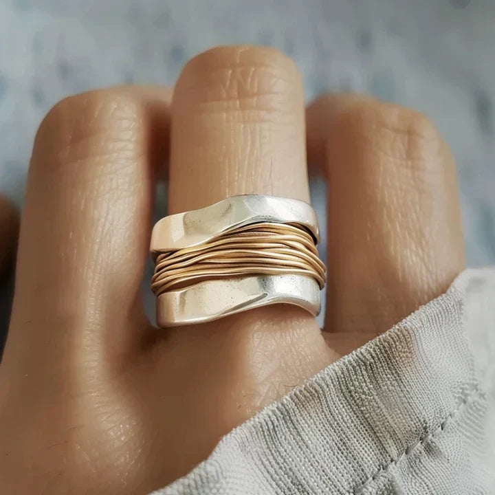 Vasilica - Damesring met golvend design en gewikkelde draadstructuur
