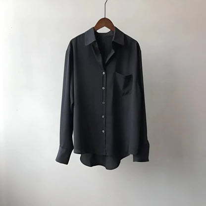 Isa – Losvallende damesblouse met contrasterende kraag