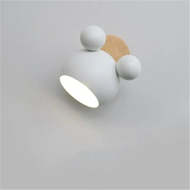 Minimalistische wandlamp met speels bolvormig design