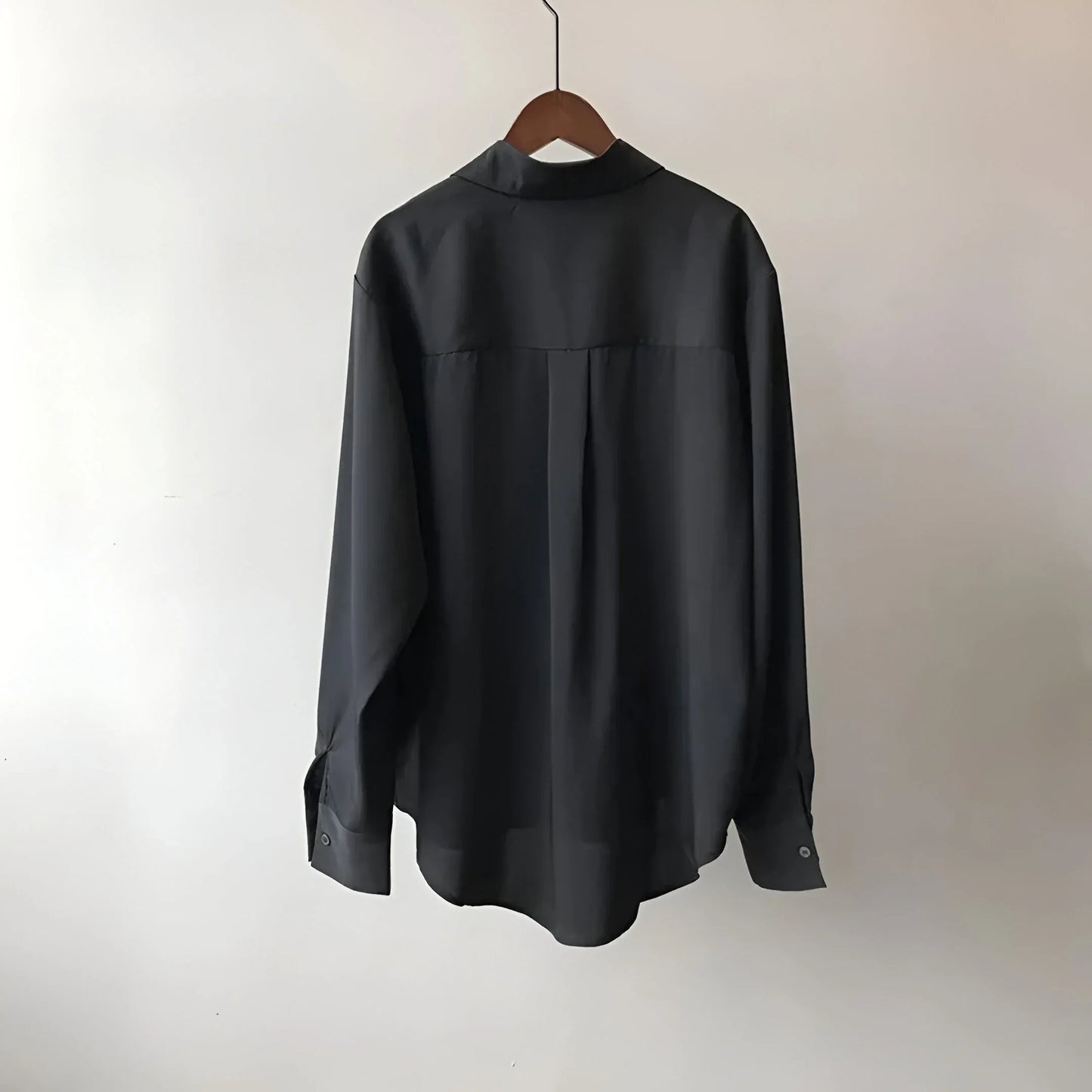 Isa – Losvallende damesblouse met contrasterende kraag