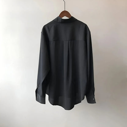 Isa – Losvallende damesblouse met contrasterende kraag