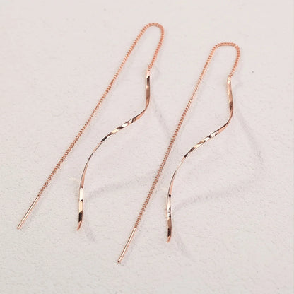 Minimalistische damesoorbel met golvende hanger en kettingdetail