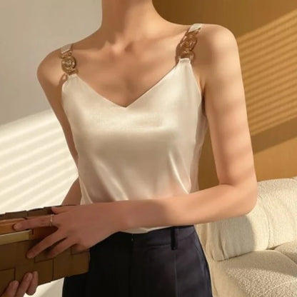 Claire – Dames top met V-hals en goudkleurige schouderdetails