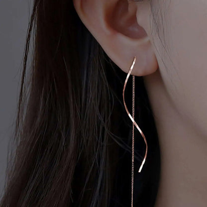 Minimalistische damesoorbel met golvende hanger en kettingdetail