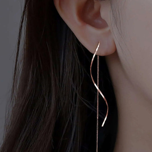Minimalistische damesoorbel met golvende hanger en kettingdetail