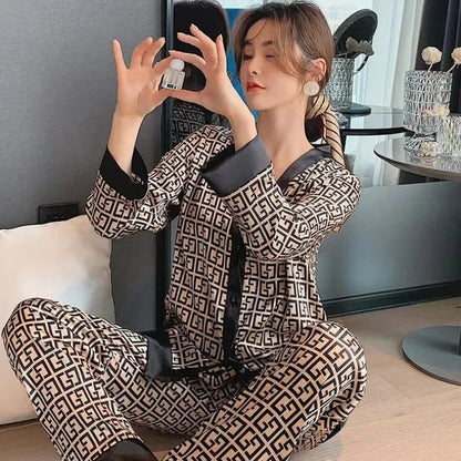 Emilie – Luxe damespyjama met grafische print en contrasterende details