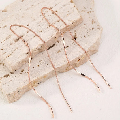 Minimalistische damesoorbel met golvende hanger en kettingdetail