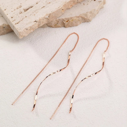 Minimalistische damesoorbel met golvende hanger en kettingdetail