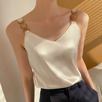 Claire – Dames top met V-hals en goudkleurige schouderdetails