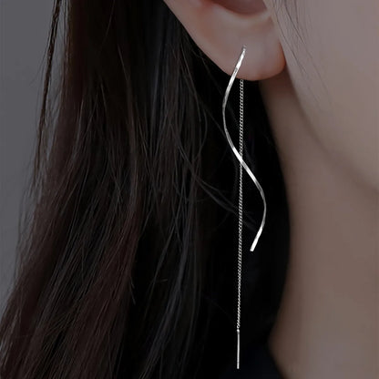 Minimalistische damesoorbel met golvende hanger en kettingdetail