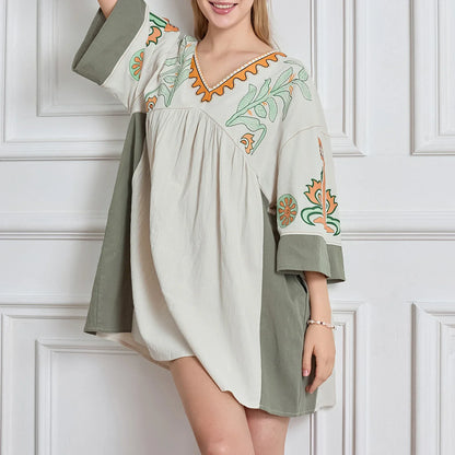 Mabelle – Dames tuniekjurk met v-hals en geborduurde details