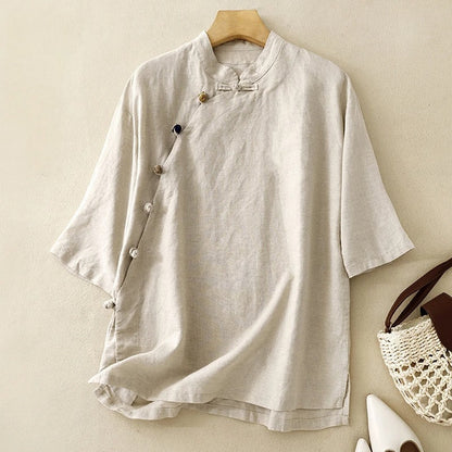 Mei – Dames top met asymmetrische knoopsluiting en oosterse kraag