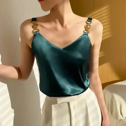 Claire – Dames top met V-hals en goudkleurige schouderdetails