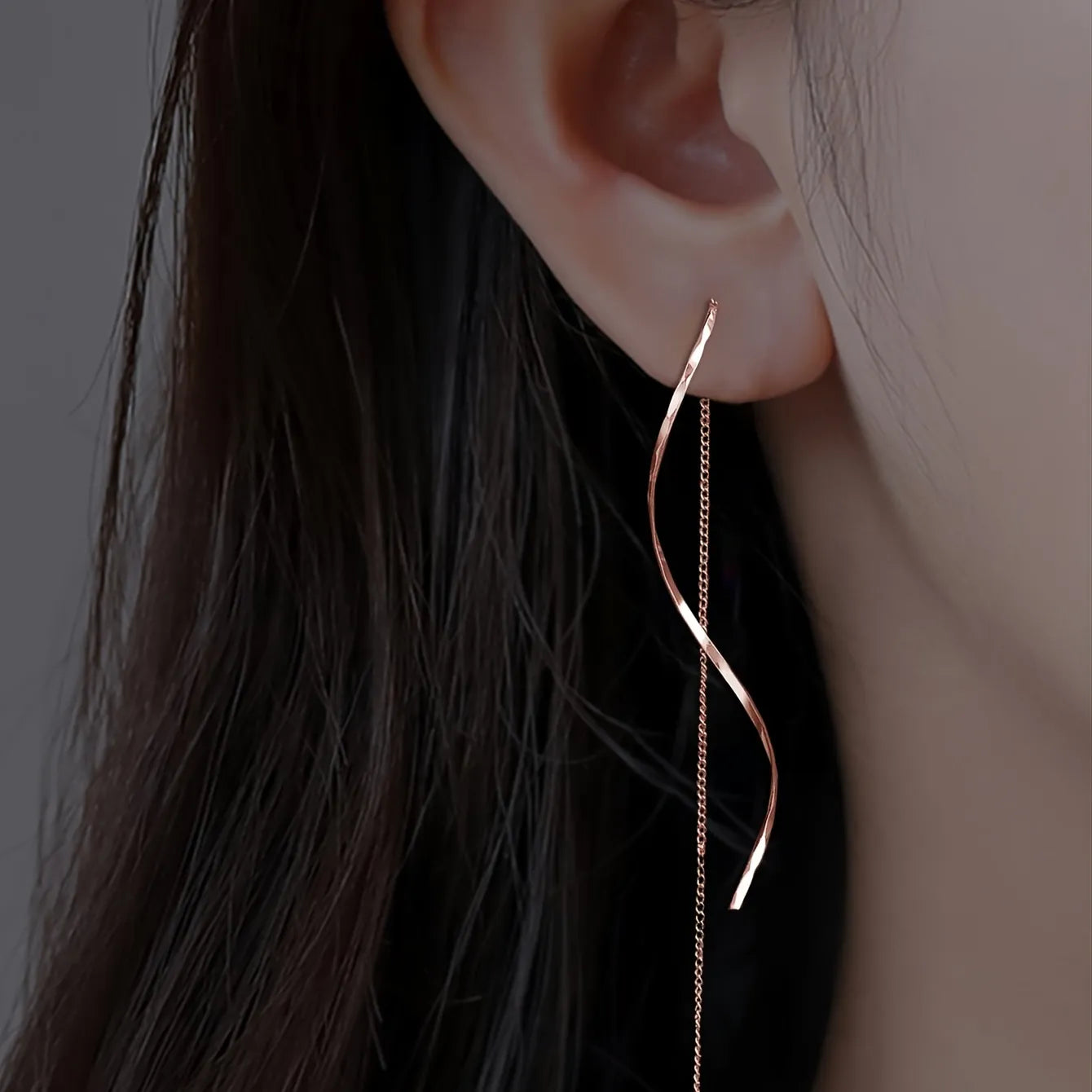 Minimalistische damesoorbel met golvende hanger en kettingdetail