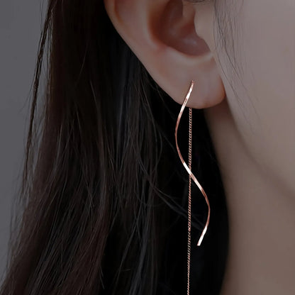 Minimalistische damesoorbel met golvende hanger en kettingdetail