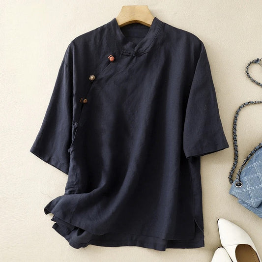 Mei – Dames top met asymmetrische knoopsluiting en oosterse kraag