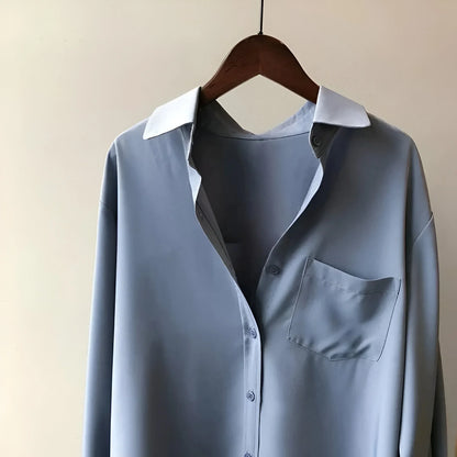 Isa – Losvallende damesblouse met contrasterende kraag