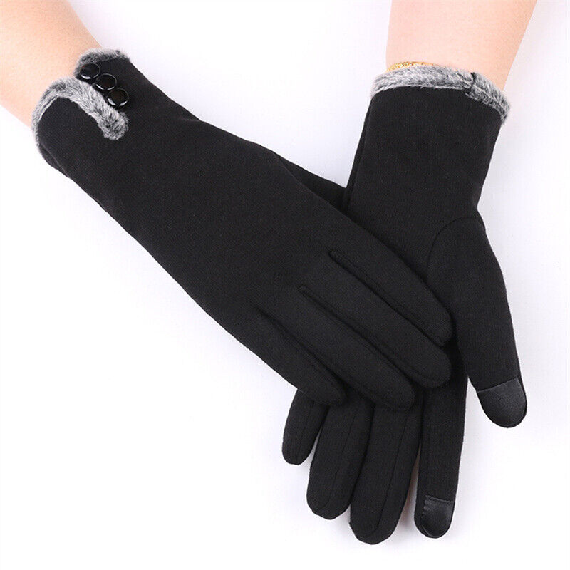 Warme gebreide handschoenen met decoratieve knopen