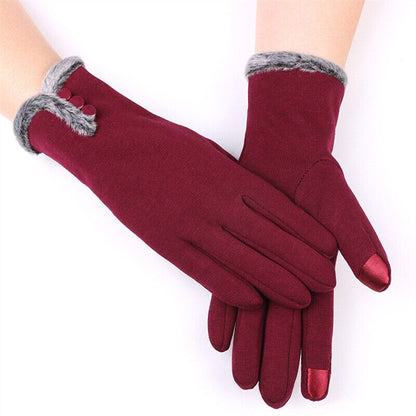 Warme gebreide handschoenen met decoratieve knopen