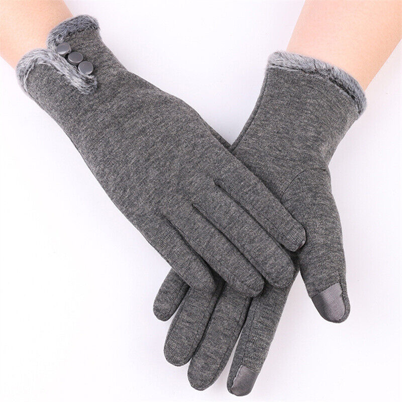 Warme gebreide handschoenen met decoratieve knopen
