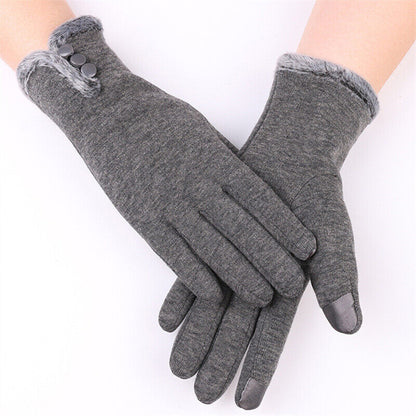 Warme gebreide handschoenen met decoratieve knopen