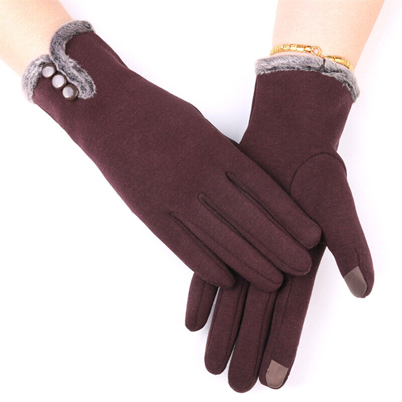 Warme gebreide handschoenen met decoratieve knopen