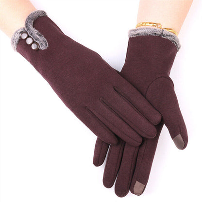 Warme gebreide handschoenen met decoratieve knopen