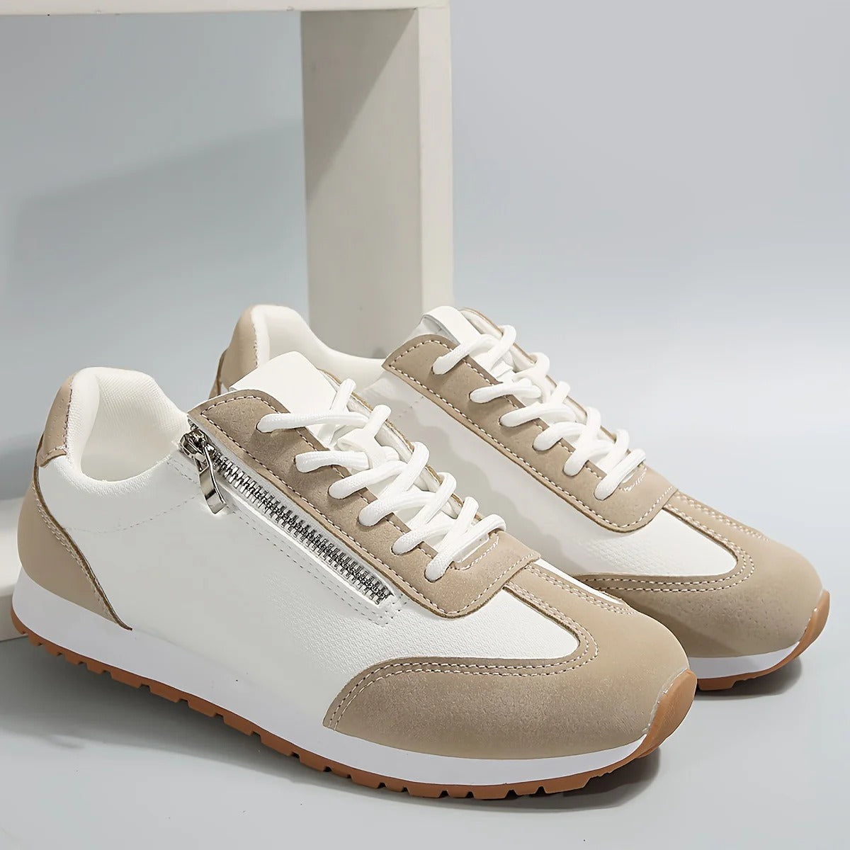 Elaine – Vetersneakers met contrastdetails en gripzool