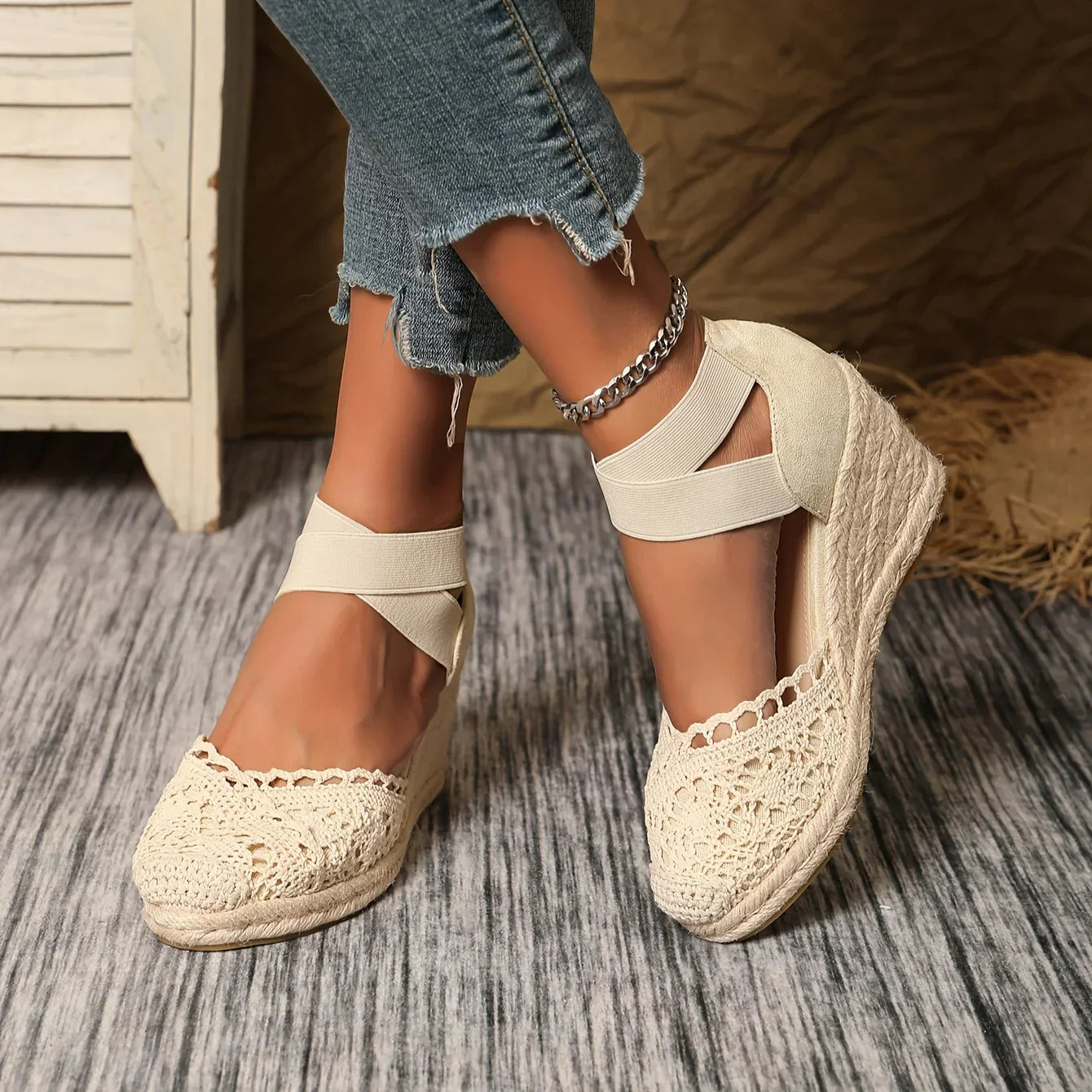 Susanne - Dames sleehak met gehaakt detail en elastische enkelband