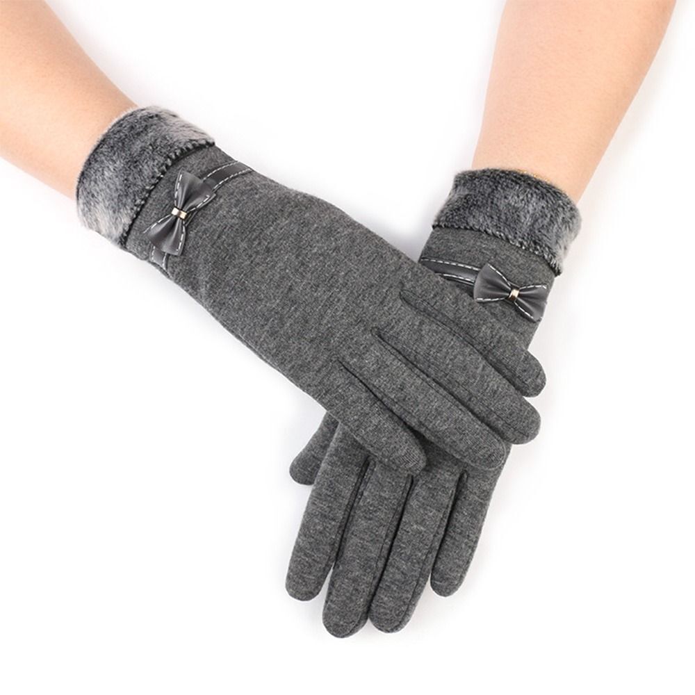 Warme gebreide handschoenen met decoratieve knopen