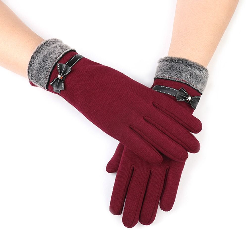 Warme gebreide handschoenen met decoratieve knopen