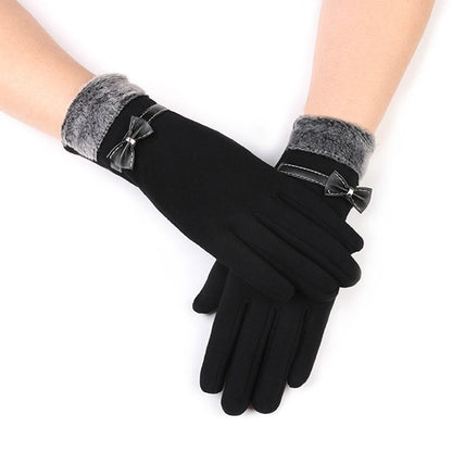 Warme gebreide handschoenen met decoratieve knopen