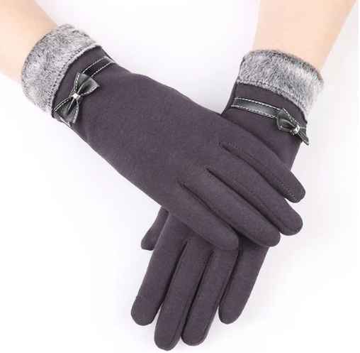 Warme gebreide handschoenen met decoratieve knopen