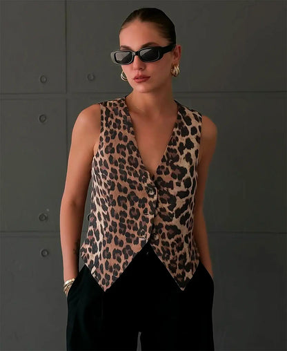 Daria - Getailleerd dames gilet met panterprint en diepe V-hals