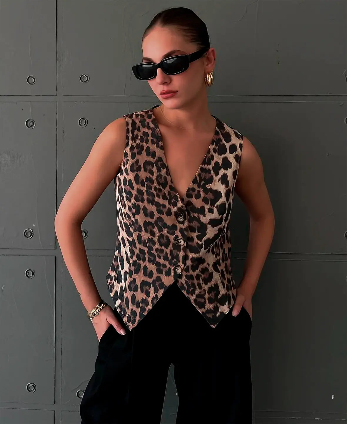 Daria - Getailleerd dames gilet met panterprint en diepe V-hals