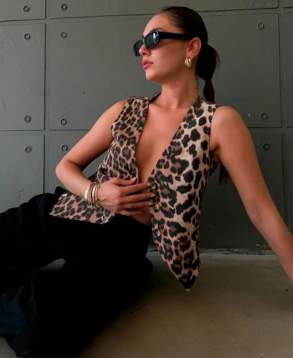 Daria - Getailleerd dames gilet met panterprint en diepe V-hals
