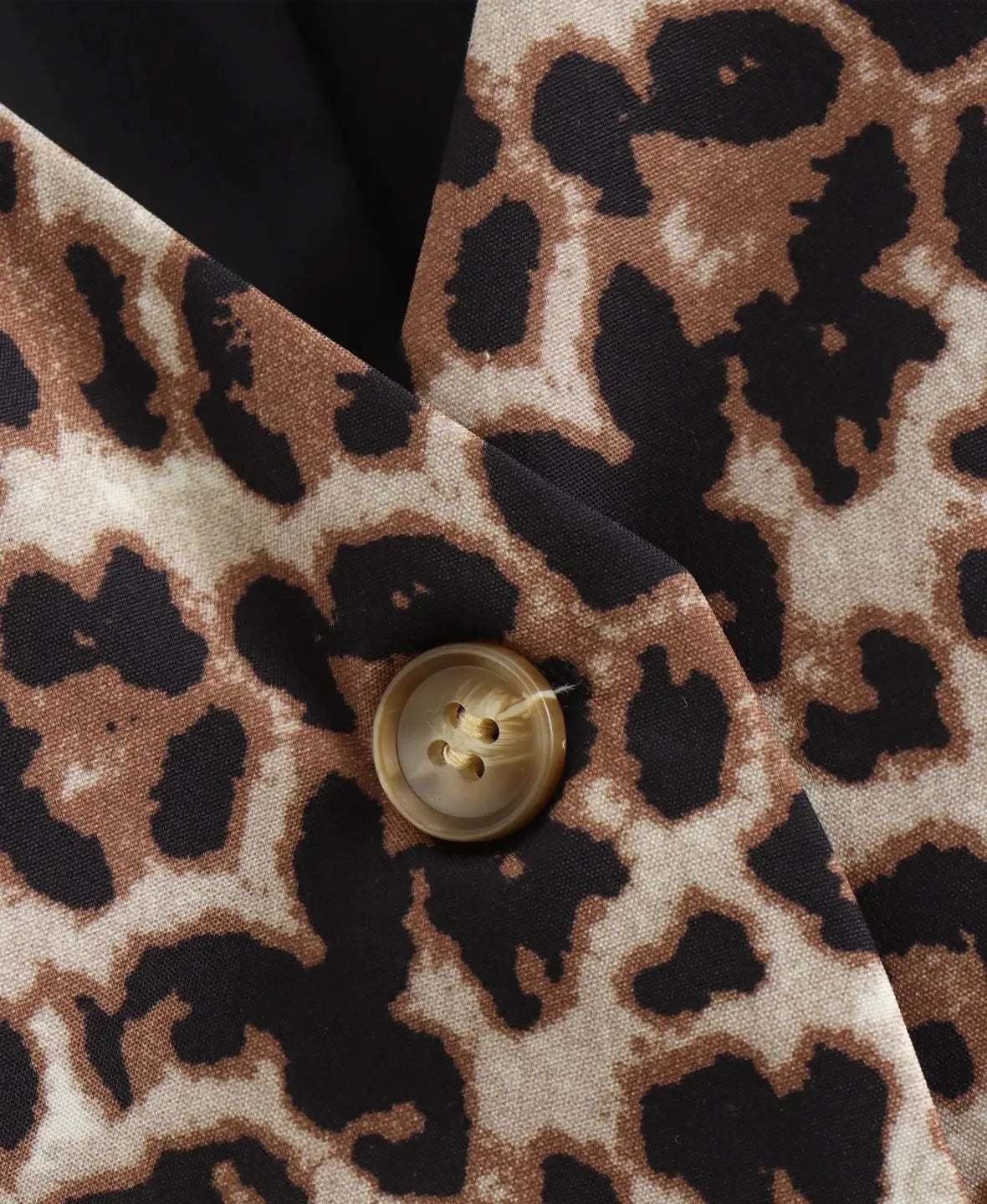 Daria - Getailleerd dames gilet met panterprint en diepe V-hals