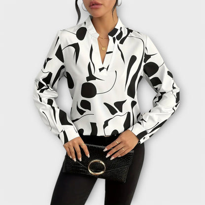 Gilda – Dames top met abstracte print en V-split halslijn