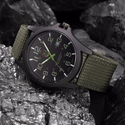 Robuuste horloge in militaire stijl met verlicht wijzerplaat