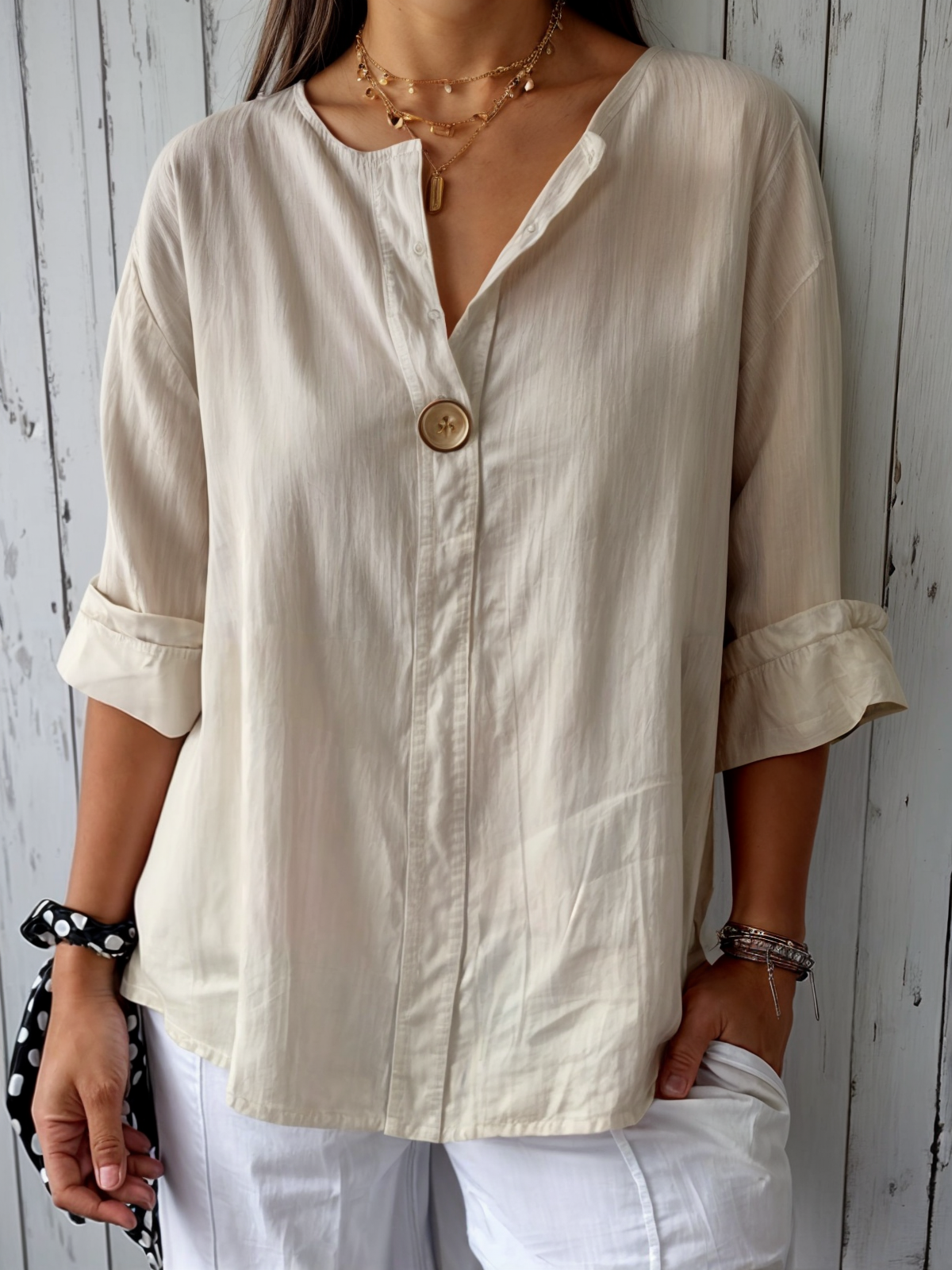 Marita – Losvallende blouse met knoopdetail voor dames