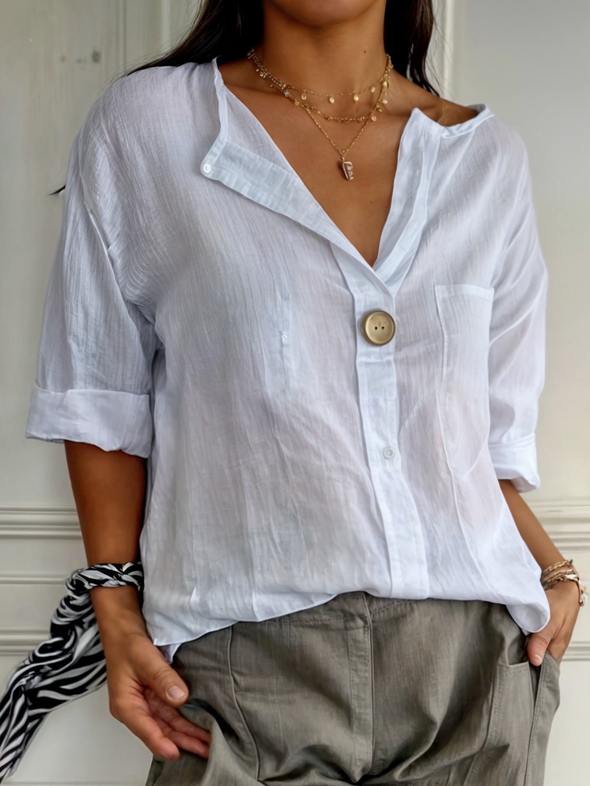 Marita – Losvallende blouse met knoopdetail voor dames