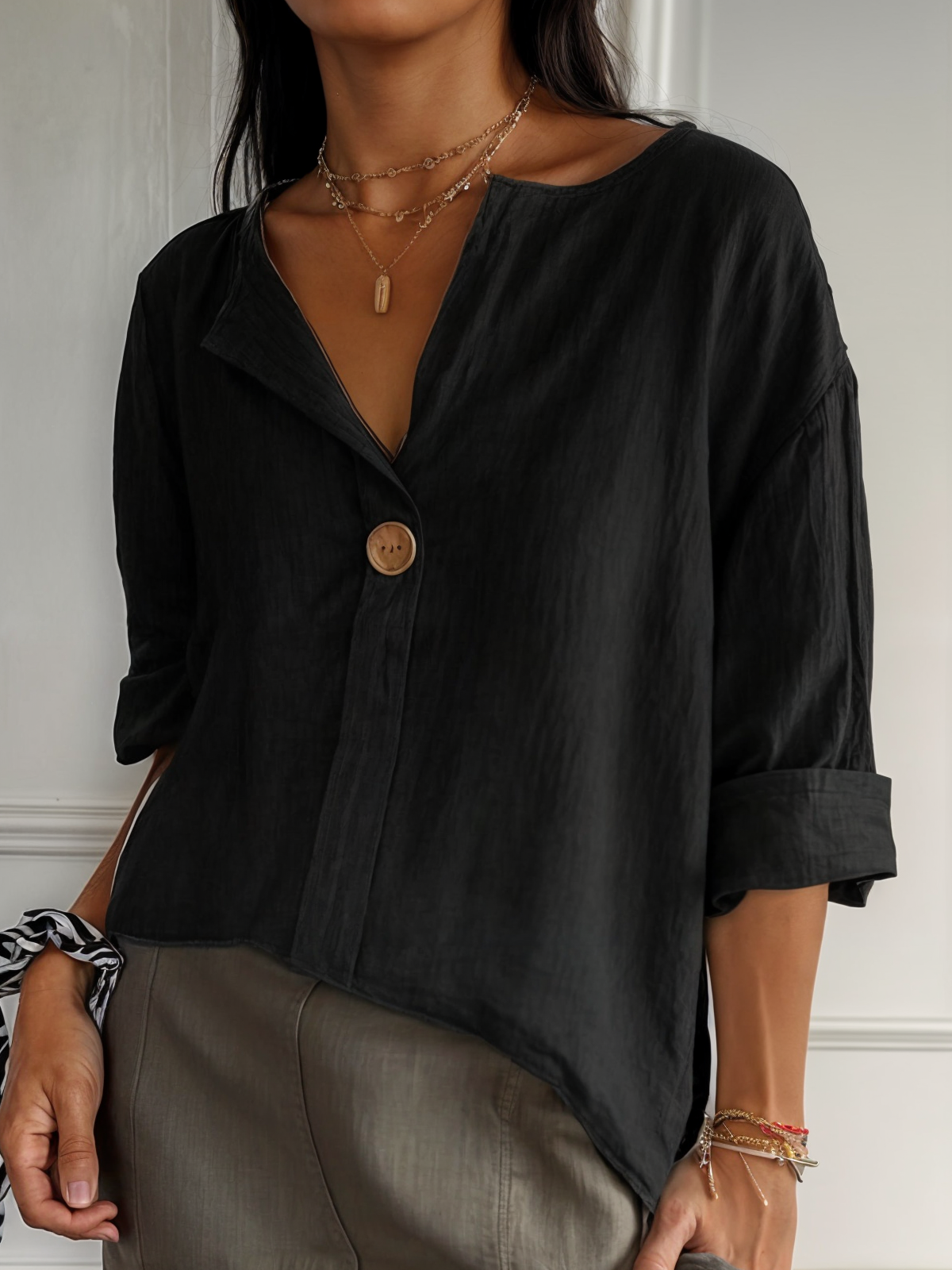 Marita – Losvallende blouse met knoopdetail voor dames