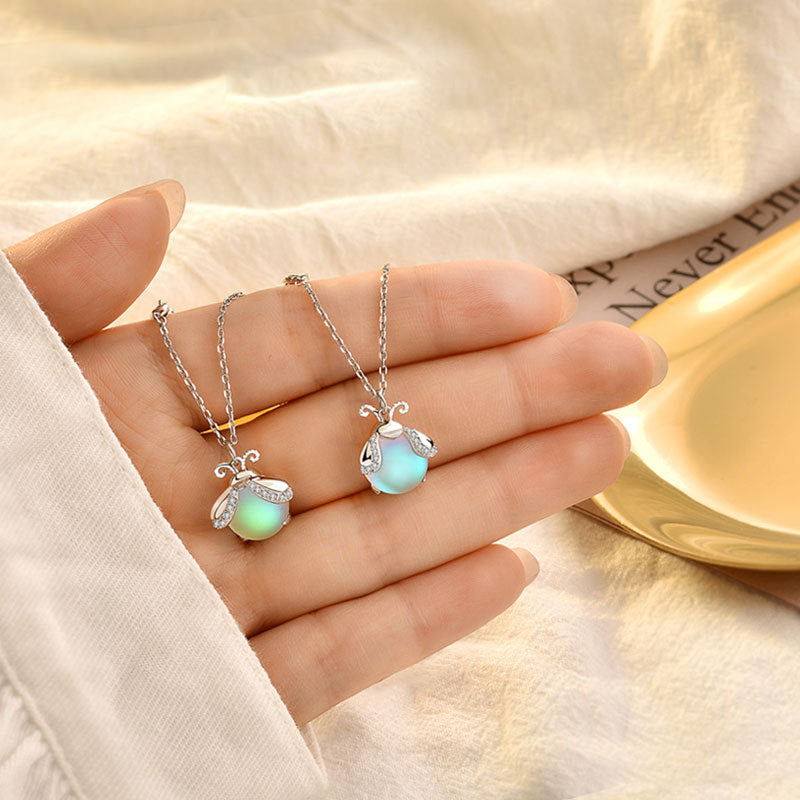 Damesketting met glanzende keverhanger