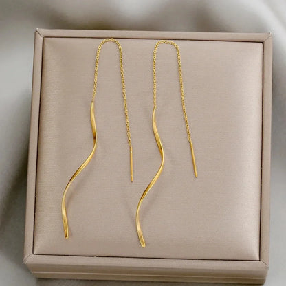 Minimalistische damesoorbel met golvende hanger en kettingdetail