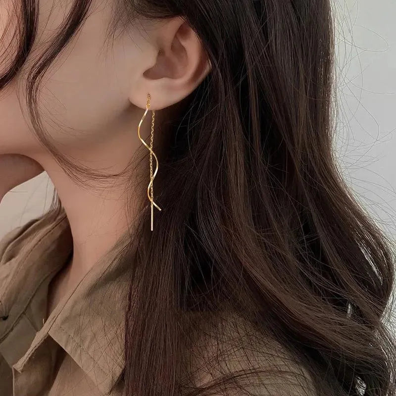 Minimalistische damesoorbel met golvende hanger en kettingdetail