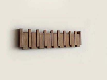 Wandgarderobe van hout met opklapbare haken