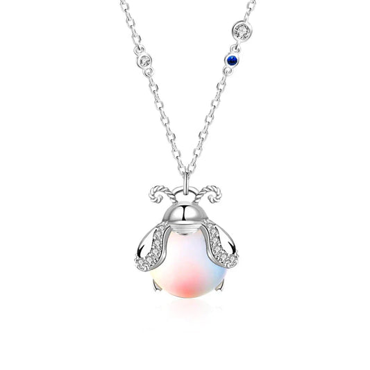 Damesketting met glanzende keverhanger